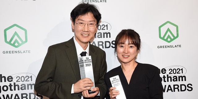 Kwang Dong-hyuk (à esquerda) e Kim Ji-yeon posam com o prêmio de formato longo da série revolucionária no Gotham Awards na segunda-feira, 29 de novembro de 2021, em Nova York. 