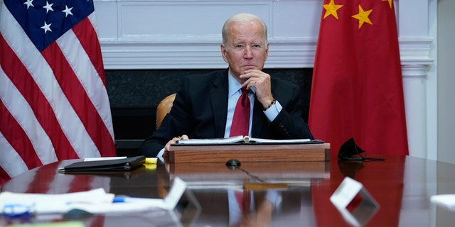 President Joe Biden listens as he meets virtually with Chinese President Xi Jinping from the Roosevelt Room of the White House in Washington, 星期一, 十一月. 15, 2021.