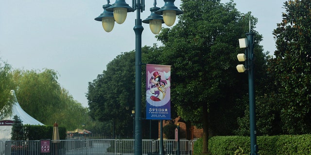 El lunes se levantan barricadas en el Shanghai Disney Resort cerrado en Shanghai, China.