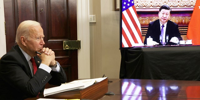 El presidente de Estados Unidos, Joe Biden, participa en una reunión virtual con el presidente chino, Xi Jinping, en el Salón Roosevelt de la Casa Blanca el 15 de noviembre de 2021 en Washington, DC.