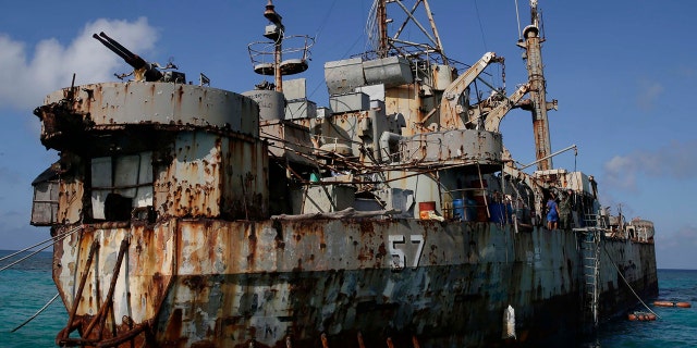 Un navire délabré de la marine philippine LT 57 (Sierra Madre) avec des troupes philippines déployées à bord est ancré au large de Second Thomas Shoal, connu localement sous le nom d'Ayungin Shoal, le 30 mars 2014, dans la mer de Chine méridionale.