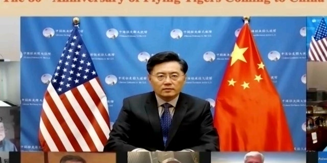 Dans cette capture d'écran prise le 16 novembre 2021 et publiée par l'Association du peuple chinois pour l'amitié avec les pays étrangers, Qin Gang, l'ambassadeur de Chine aux États-Unis s'exprime lors d'une vidéoconférence à l'occasion du 80e anniversaire de l'événement Flying Tigers Coming to China à Pékin, Chine.