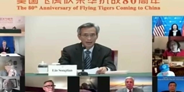 Dans cette capture d'écran prise le 16 novembre 2021 et publiée par l'Association du peuple chinois pour l'amitié avec les pays étrangers, Zheng Jianbang, vice-président du Comité national de la Conférence consultative politique du peuple chinois, prend la parole lors d'une vidéoconférence à l'occasion du 80e anniversaire de l'aviation L'événement Tigers Coming to China à Pékin, en Chine.