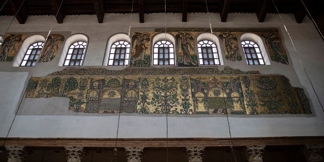 Une section d'une mosaïque rénovée orne l'église de la Nativité, dans la ville cisjordanienne de Bethléem, le jeudi 11 novembre 2021.