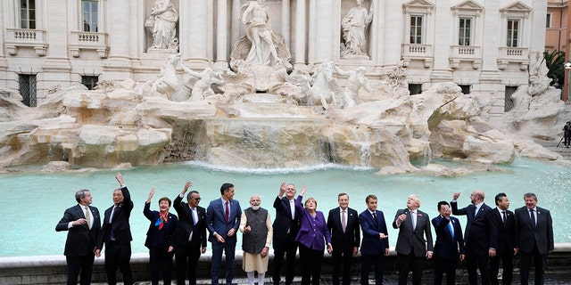 Los líderes del G20 se paran frente a la Fontana de Trevi durante un evento para la Cumbre del G20 en Roma el 31 de octubre de 2021.