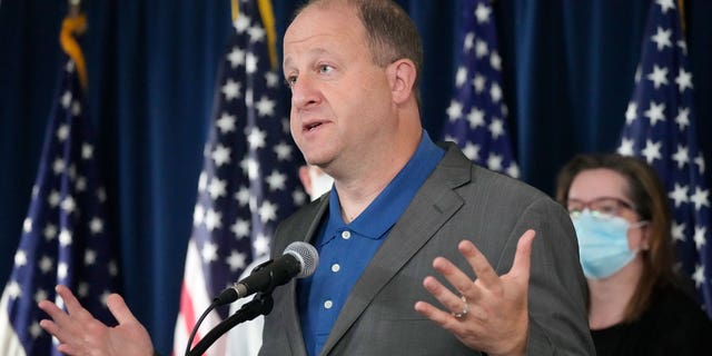 Colorado Gov. Jared Polis speaks during a news conference about Colorado offering coronavirus vaccinations to children, giovedi, Ott. 28, 2021, a Denver.