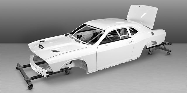 Direct Connection zal een witte Dodge Challenger body wrap verkopen voor dragracen.