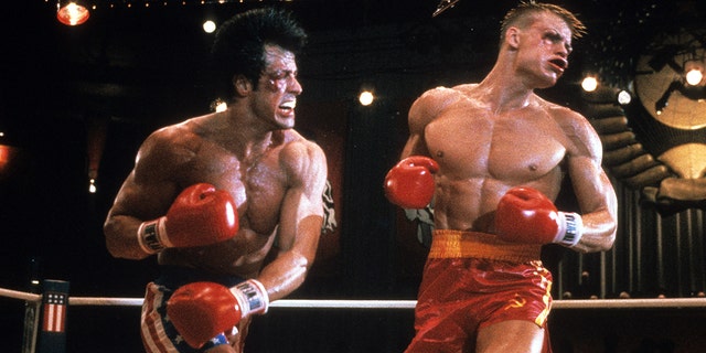 Sylvester Stallone dá um soco em Dolph Lundgren em uma cena do filme 'Rocky IV', 1985. 
