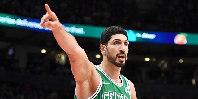 Boston Celtics center Enes Kanter reacts to an official's call against the Toronto Raptors on Nov. 28, 2021, in Toronto, 安大略省.