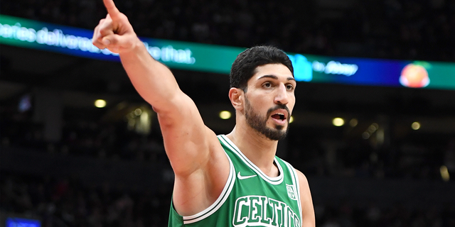 28 de noviembre de 2021;  Toronto, Ontario, CAN;  El centro de los Boston Celtics, Enes Kanter Freedom, #13, hace un gesto mientras reacciona a una llamada oficial contra los Toronto Raptors en la segunda mitad en el Scotiabank Arena.