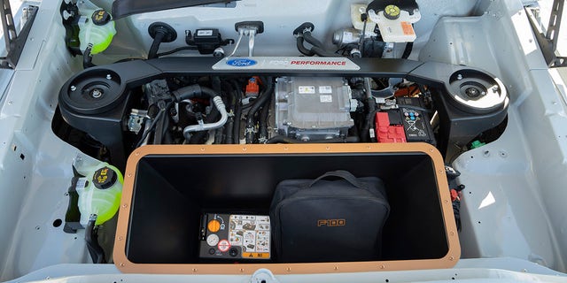 Enough space was left in the engine bay for a "トランク" to be installed.