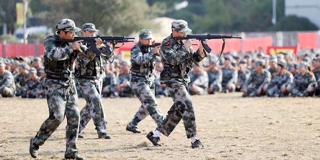 Los estudiantes de primer año asisten a un entrenamiento militar en la Universidad Vocacional de Nantong el 3 de noviembre de 2021 en Nantong, provincia china de Jiangsu. 