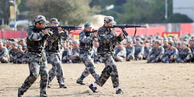 Los estudiantes de primer año asisten a un entrenamiento militar en la Universidad Vocacional de Nantong el 3 de noviembre de 2021 en Nantong, provincia china de Jiangsu. 