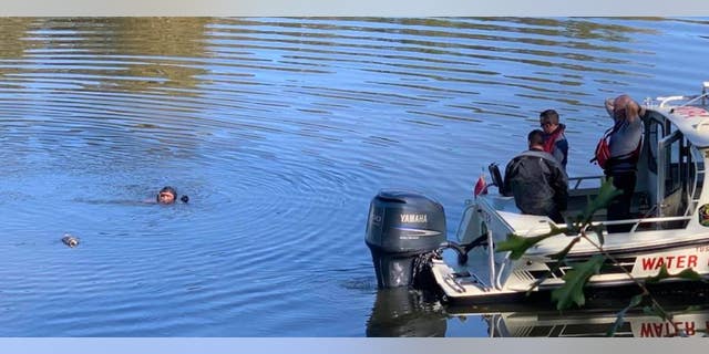 Carr Walker sta cercando un subacqueo sul fiume Black Warrior lunedì. 