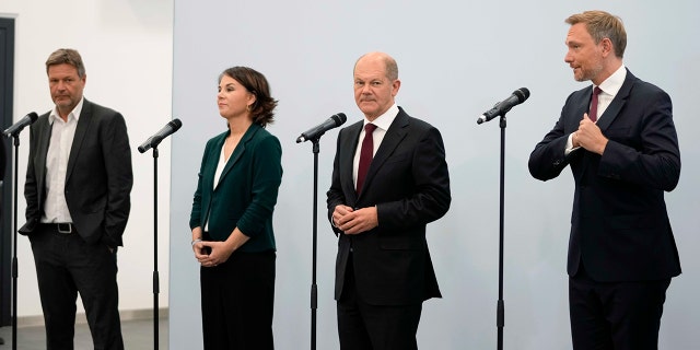 Le candidat chancelier du Parti social-démocrate Olaf Scholz, deuxième à droite, les chefs du Parti vert Annalena Baerbock, deuxième à gauche, et Robert Habeck, à gauche, et le président du Parti libre-démocrate Christian Lindner à Berlin le 15 octobre 2021.