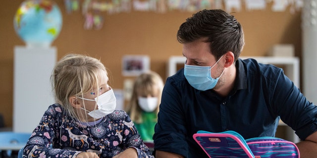 Lehrer Joshka Dusil und Schüler der Klassen 1, 2 und 4 der libanesischen Schule lernen während der Nachmittagsstunde des Programms "Lernen mit Rückenwind" Neckartailfingen, Donnerstag, 18. November 2021. Das zweijährige Programm soll Kindern und Jugendlichen helfen, Corona-Episoden und Lernlücken zu bewältigen. 