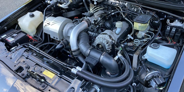 3.8리터 V6 터보차저 엔진이 탑재되어 있습니다.