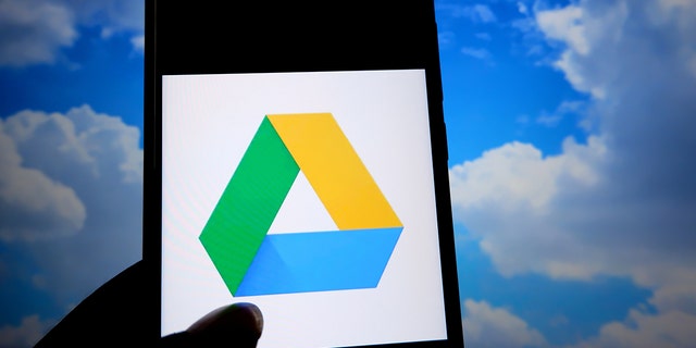 En esta foto, la ilustración de una popular aplicación de almacenamiento de datos basada en la nube es el logotipo de Google Drive que se muestra en un teléfono inteligente.  A muchos usuarios de Gmail les gusta tener Google Drive para almacenar sus documentos. 