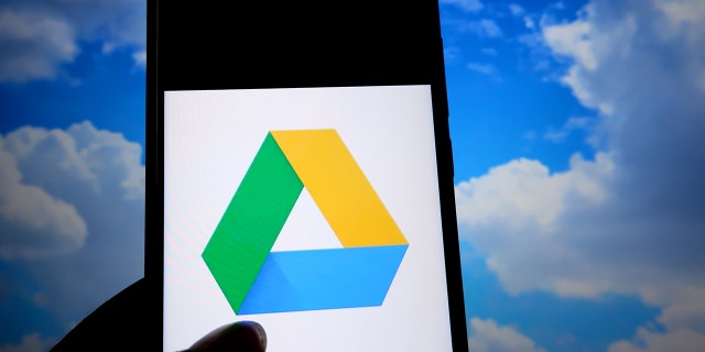 En esta foto, la ilustración de una popular aplicación de almacenamiento de datos basada en la nube es el logotipo de Google Drive que se muestra en un teléfono inteligente.  A muchos usuarios de Gmail les gusta tener Google Drive para almacenar sus documentos. 