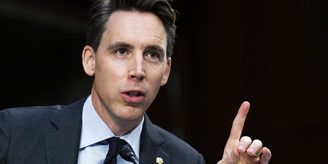 WASHINGTON, DC - SEPTIEMBRE 29: Su. Josh Hawley, (R-MO) speaks during a Senate Judiciary Committee hearing to examine Texas's abortion law on Capitol Hill on September 29, 2021 en Washington, corriente continua. (Photo by Tom Williams-Pool/Getty Images)