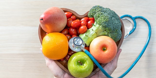 Para diminuir os riscos de doenças cardíacas, todos nós devemos comer bem e incluir muitas frutas e vegetais frescos em nossas dietas.