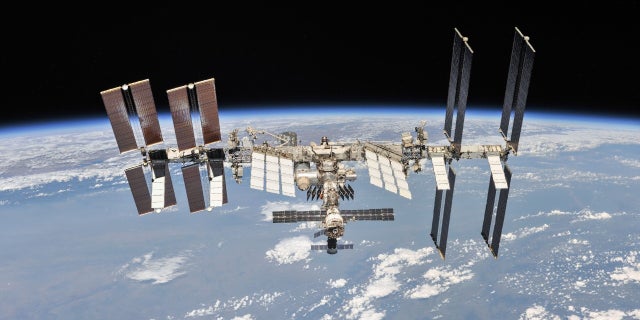 La Station spatiale internationale photographiée par les membres d'équipage de l'Expédition 56 à partir d'un vaisseau spatial Soyouz après le désamarrage.  Image de l'ISS en date du 4 octobre 2018. 