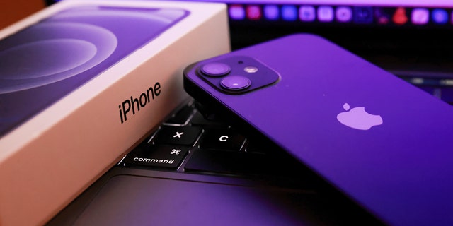   En esta foto ilustrativa, el iPhone 12 de Apple se ve colocado en una MacBook Pro.  Kim Komando reveló recientemente sus consejos para organizar fotos y documentos. 