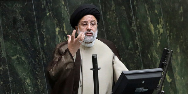الرئيس الإيراني إبراهيم رئيسي يلقي كلمة أمام البرلمان خلال جلسة تصويت على الثقة لوزير التربية والتعليم ، في طهران ، إيران.