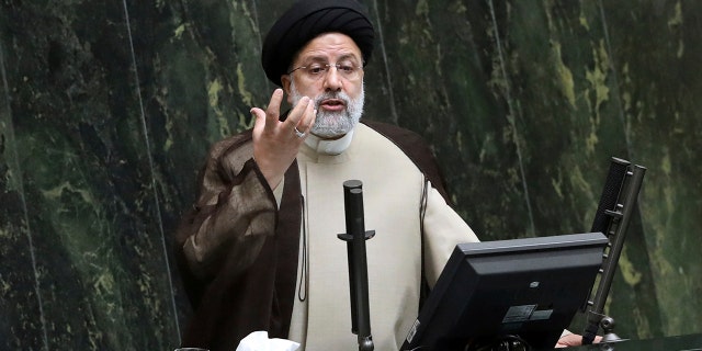 Der iranische Präsident Ibrahim Raisi spricht bei einem Misstrauensvotum für den Bildungsminister in Teheran vor dem Parlament.