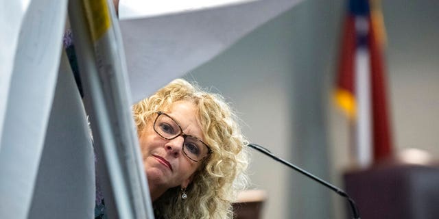 L'avucatu difensore di Greg McMichael, Laura Hogue, presenta un argumentu finale à u ghjuridicu durante u prucessu di Travis McMichael, u so babbu, Gregory McMichael, è William "Roddie" Bryan, à u tribunale di u conte di Glynn, u luni, u 22 di nuvembre di u 2021, in Brunswick, Ga.