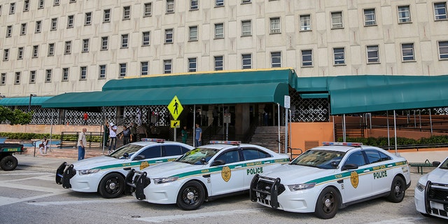 Police cars outside the Miami-Dade County courthouse in Miami, Florida, il nov. 8, 2019. 