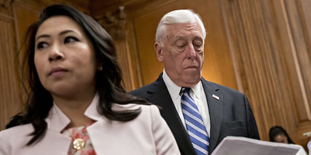 Amerikaanse. Rep. Stephanie Murphy, a Florida Democrat, links, and House Majority Leader Steny Hoyer, a Maryland Democrat, reg, wait to speak during a news conference on the Raise the Wage Act (H.R. 582) aan die VS.. Kapitool in Washington, D.C., VS, op Donderdag, Julie 18, 2019. Fotograaf: Andrew Harrer / Bloomberg via Getty Images