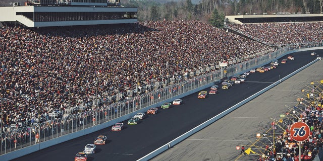 Jeff Gordon led the field to start the New Hampshire 300.