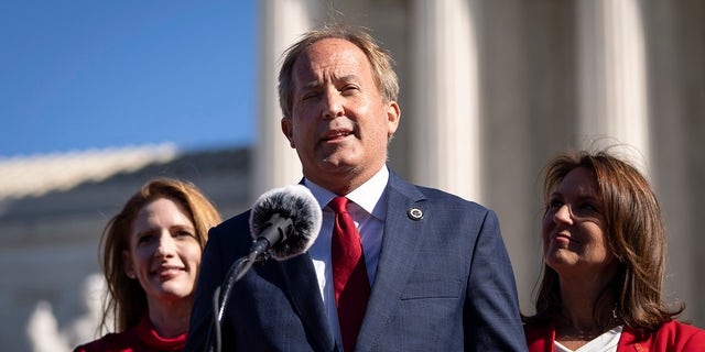 Texas Attorney General Ken Paxton speaks outside the U.S. Supreme Court on November 01, 2021 在华盛顿, 直流电. Paxton on Monday fired back at the Biden administration's redistricting lawsuit. 