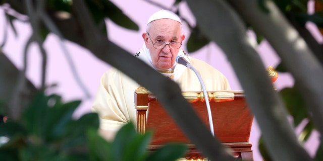 El Papa Francisco celebra la misa durante su visita a la Universidad Católica del Sagrado Corazón el 5 de noviembre de 2021 en Roma, Italia. 