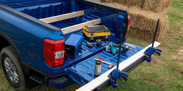Задната врата на Ford Ranger е проектирана с функции, които я правят лесна за използване като работна маса.