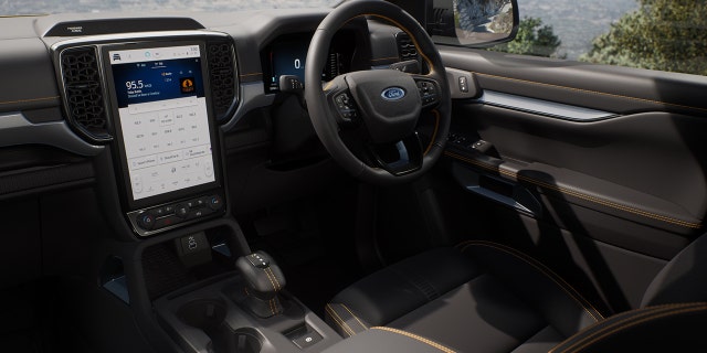 Интериорът на Ford Ranger разполага с голям, вертикално ориентиран централен екран, подобен на този на Mustang Mach-E.