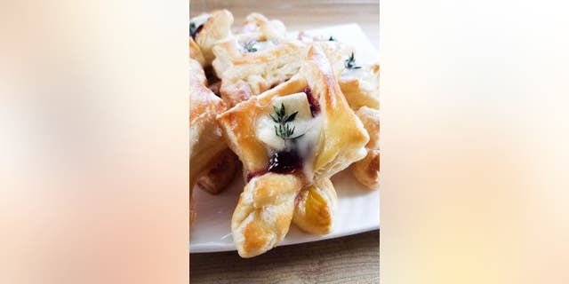 Alea Chappell from Trendgredient shares her cranberry brie tart recipe with Fox News ahead of Thanksgiving.