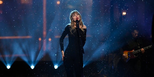 SATURDAY NIGHT LIVE -- "Jonathan Majors" Episode 1811 -- Pictured: Musical guest Taylor Swift performs on Saturday, November 13, 2021 -- (Photo by: )