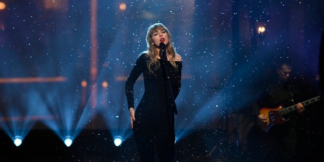 SATURDAY NIGHT LIVE -- "Jonathan Majors" Episode 1811 -- Pictured: Musical guest Taylor Swift performs on Saturday, November 13, 2021 -- (Photo by: )