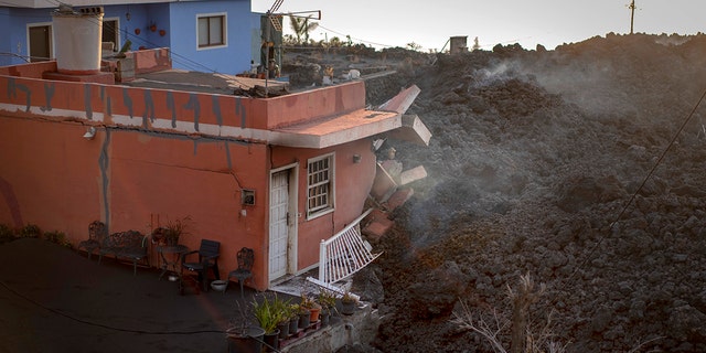 El martes, el volcán en la isla española de La Palma Canary continúa en erupción mientras destruye una casa de lava.