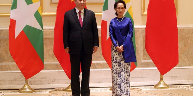 Лидер Мьянмы Аунг Сан Су Чжи (справа) и президент Китая Си Цзиньпин позируют перед представителями СМИ во время встречи в президентском дворце в Нейпьито, Мьянма, в январе 2020 года. 