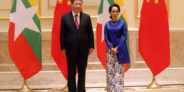 El líder de Myanmar, Aung San Suu Kyi, a la derecha, y el presidente chino, Xi Jinping, posan frente a los medios de comunicación durante su reunión en el Palacio Presidencial en Naypyitaw, Myanmar, en enero de 2020. 