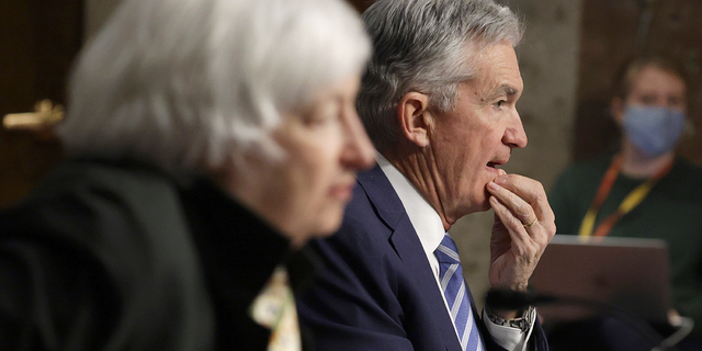 WASHINGTON, DC - NOVEMBER 30: U.S. Treasury Secretary Janet Yellen (L) and Federal Reserve Board Chairman Jerome Powell (R) testify during a hearing before Senate Banking, Housing and Urban Affairs Committee on Capitol Hill November 30, 2021 in Washington, DC. (Photo by Alex Wong/Getty Images)