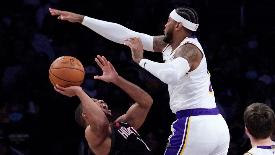 Carmelo Anthony scores 23, leads Lakers past Rockets 95-85