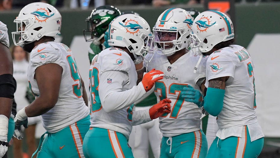 Dolphins win third straight, top Jets 24-17