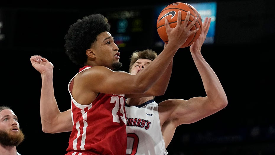 Wisconsin outlasts Saint Mary’s 61-55 to win Maui title