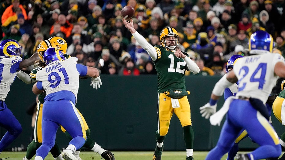 Toe injury can't stop Rodgers as Packers defeat Rams 36-28