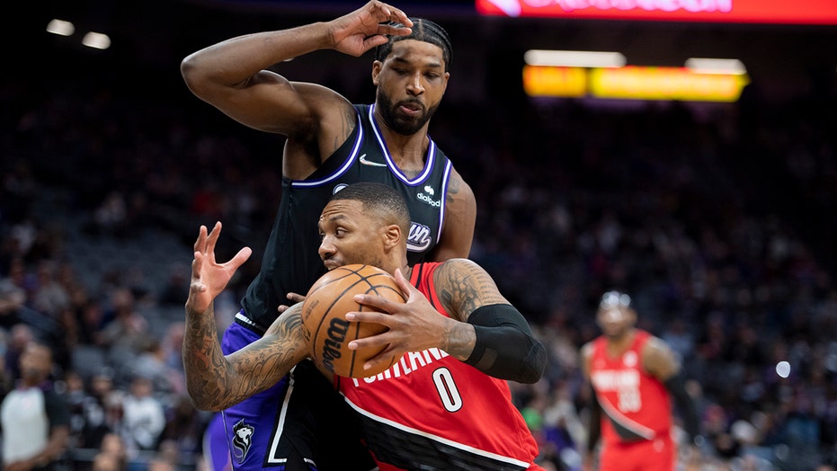 Kings hold off Blazers 125-121 in tech-filled game