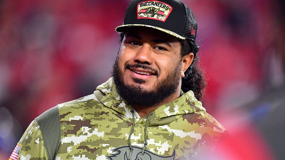 Bucs' Vita Vea loses tooth, mouth bloodied in win vs. 콜트